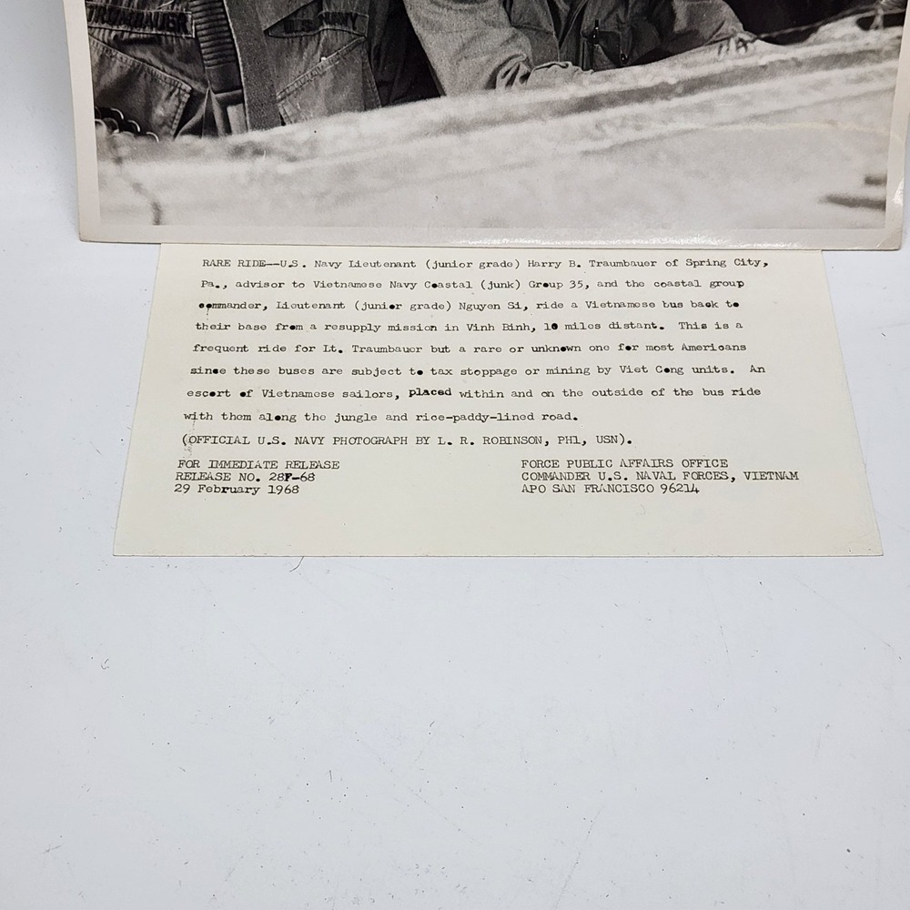 Vietnam War‎ 1968 U.S. Navy Advisor Bus Ride Rare Scene Photo 8x10 Original - Picture 2 of 3